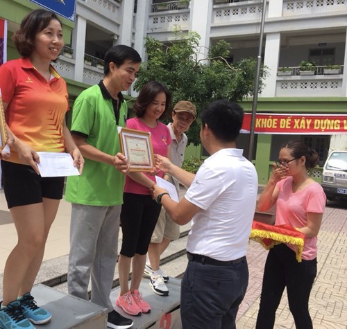Cán bộ, giáo viên Tiểu học Ái Mộ B hưởng ứng Ngày hội Thể dục Thể thao phường Ngọc Lâm